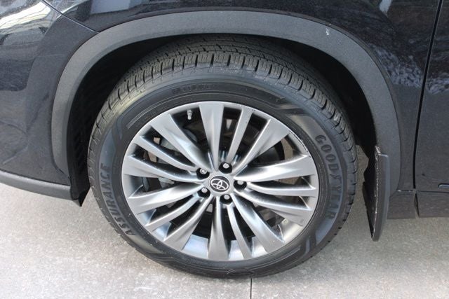 2022 Toyota Highlander Hybrid Platinum