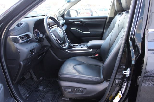 2022 Toyota Highlander Hybrid Platinum