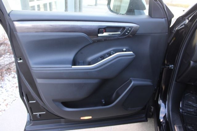 2022 Toyota Highlander Hybrid Platinum