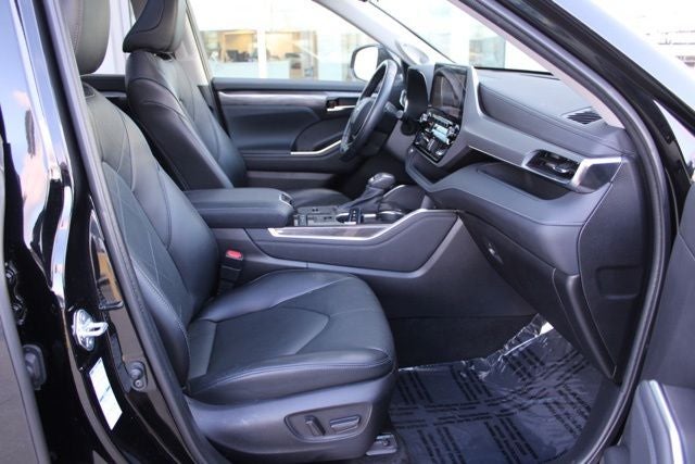 2022 Toyota Highlander Hybrid Platinum