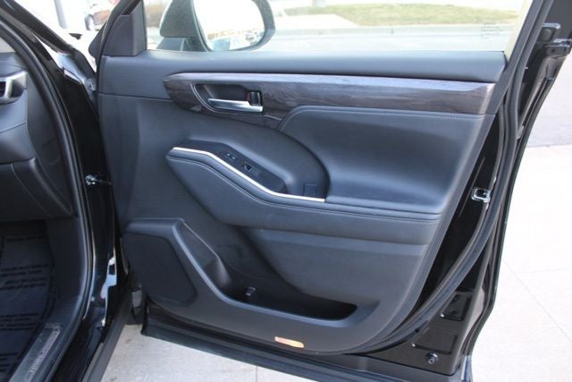 2022 Toyota Highlander Hybrid Platinum