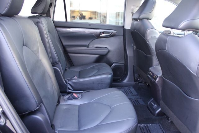 2022 Toyota Highlander Hybrid Platinum