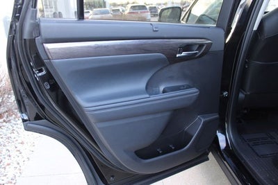 2022 Toyota Highlander Hybrid Platinum