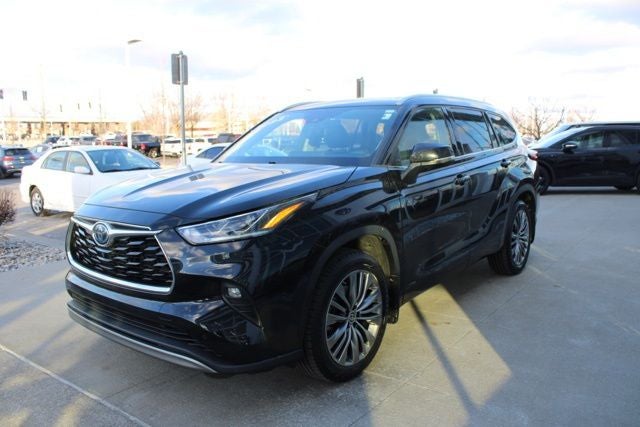 2022 Toyota Highlander Hybrid Platinum