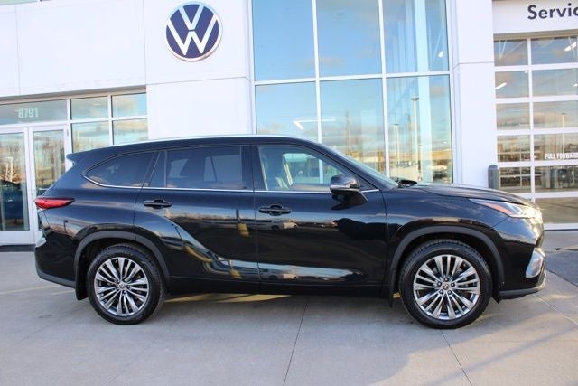 2022 Toyota Highlander Hybrid Platinum