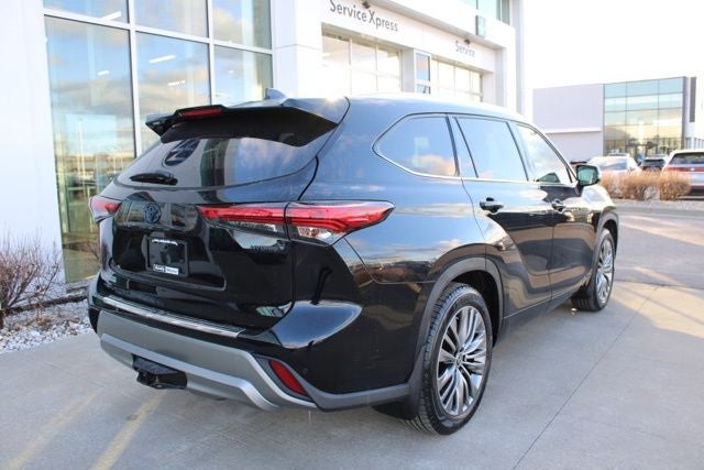 2022 Toyota Highlander Hybrid Platinum