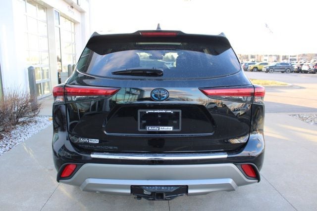 2022 Toyota Highlander Hybrid Platinum